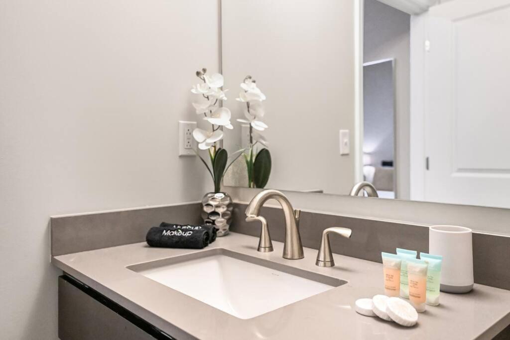 2Br Unit In The Heart Of Dt On Playhouse Square, With Pool And Gym Access-1106 Apartment Cleveland Bagian luar foto