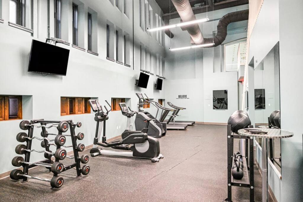 2Br Unit In The Heart Of Dt On Playhouse Square, With Pool And Gym Access-1106 Apartment Cleveland Bagian luar foto