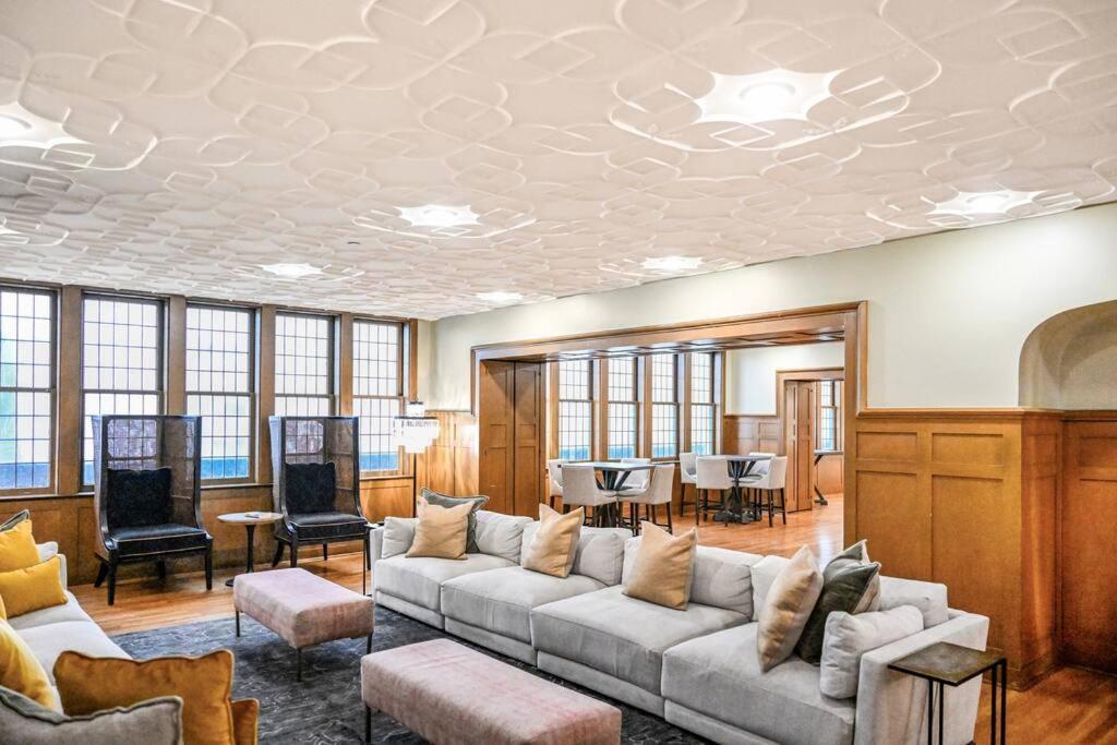 2Br Unit In The Heart Of Dt On Playhouse Square, With Pool And Gym Access-1106 Apartment Cleveland Bagian luar foto